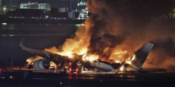 Tokyo Haneda Havalimanı’nda pistteki bir uçakta yangın çıktı