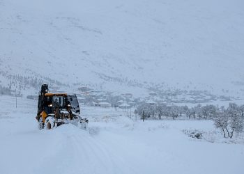 Antalya Büyükşehir karla kaplı yolları açıyor