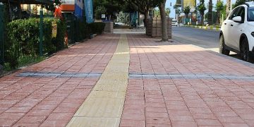 Antalya Büyükşehir Portakal Çiçeği Caddesi’nin kaldırımlarını yeniliyor