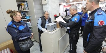 Bayraklı zabıtası yılbaşı kontrolü yaptı