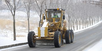 Belediye takımları paklık ve tuzlama çalışması yapıyor