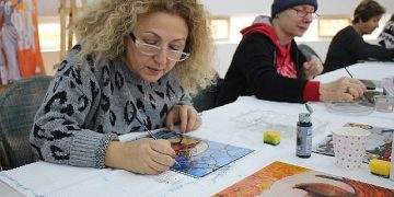 Bilge çınarlar, camaltı boyama yapıtlarıyla yaşama tutunuyor