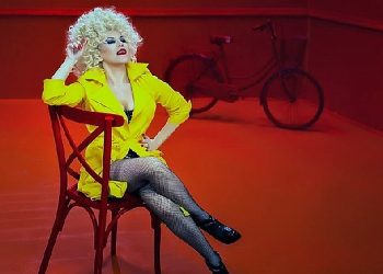 Bir döndü pir döndü