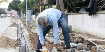 Burhaniye yolları yenilenmeye devam ediyor