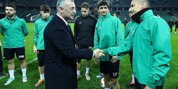 Büyükakın’dan kritik maç öncesi Kocaelispor’a moral ziyareti