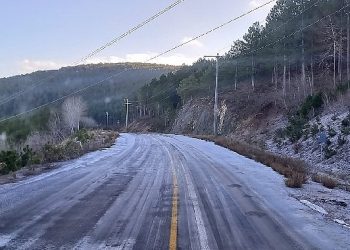 Büyükşehir Takımları Buzlanmaya Karşı Tuzlama Çalışması Yaptı