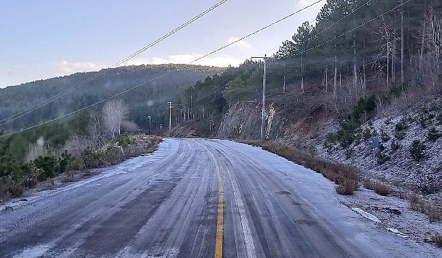 Büyükşehir Takımları Buzlanmaya Karşı Tuzlama Çalışması Yaptı