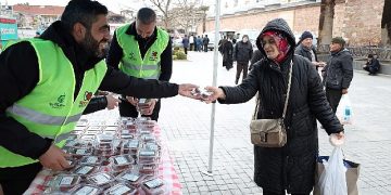 Büyükşehir’den kandil akşamında simit ve tatlı ikramı