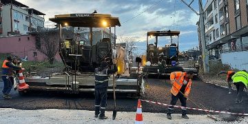 D-130’un trafik yoğunluğunu azaltacak Yunus Emre Caddesinde üstyapı tamamlanma evresine geldi