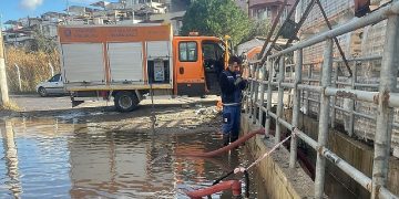 Dikili’de çok yağış, dere ve göleti taşırdı