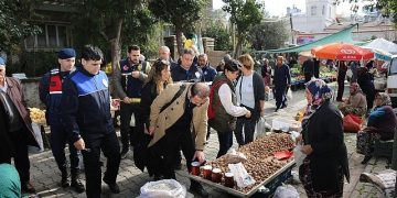 Edremit zabıtadan pazar yerinde besin kontrolü