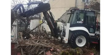 Gölcük Belediyesi metruk binaları tehlike olmaktan çıkarıyor