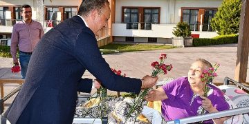 Huzurevinde yeni yıl kutlaması