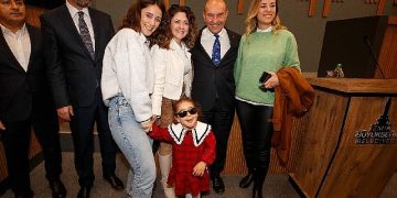 “İzmir farklı, güçlü, bütün Türkiye için ışık saçmaya devam ediyor”