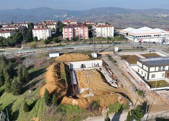 İzmit Ayazma Mahallesi futbol alanı devam