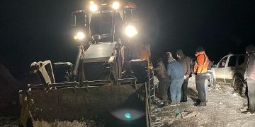 Karda mahsur kalan vatandaşları Büyükşehir takımları kurtardı