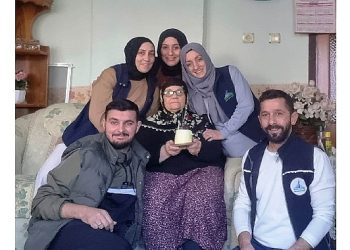 Kartepe’nin çınarlarına sürpriz doğum günü kutlaması