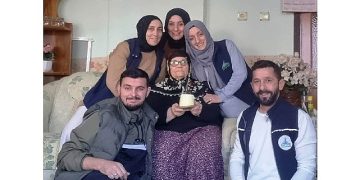 Kartepe’nin çınarlarına sürpriz doğum günü kutlaması