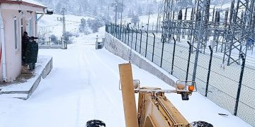 Kemer Belediyesi, kar yağışı nedeniyle kapanan yayla yollarını temizledi
