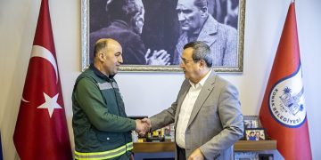 Konak’ın örnek çalışanına Lider Batur’dan teşekkür