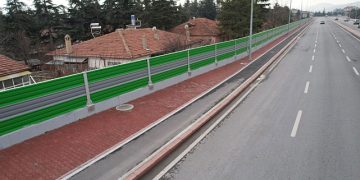 Konya Büyükşehir Abdülhamid Han Caddesi’ne Gürültü Engelleyici Bariyer Yaptı