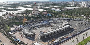 Kumluca Atatürk Stadyumu süratle yükseliyor