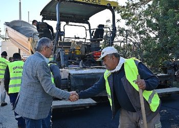 Kuzdere’de asfaltlama çalışmaları tüm süratiyle sürüyor