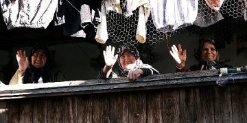 Lider Böcek Ovacık Mahallesi’nin su hasretine son verdi