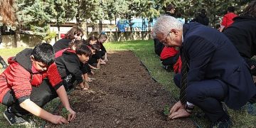 Lider Fazilet öğrencilerle çilek ve marul fidesi dikti