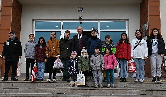 Lider Pekyatırmacı çocuklara şivlilik dağıttı