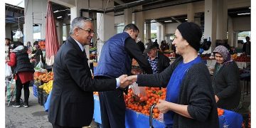 Lider Topaloğlu, pazar esnafını ziyaret etti