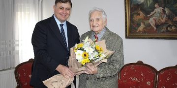 Lider Tugay’dan Karşıyakalı çınara ziyaret