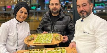 Masterchef şampiyonu Esra Tokelli, Katmerci Dayı’da katmer yaptı