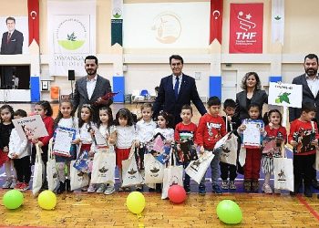 Minik öğrencilere karnelerini Lider Dündar verdi