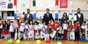 Minik öğrencilere karnelerini Lider Dündar verdi