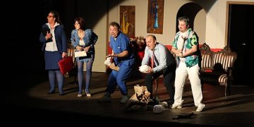 Narlıdere Belediye Tiyatrosu, iki perdelik durum güldürüsü Tom, Dick ve Harry isimli oyunu Atatürk Kültür Merkezi’nde sanatseverlerle buluşturdu