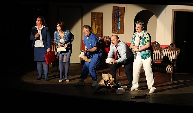 Narlıdere Belediye Tiyatrosu, iki perdelik durum güldürüsü Tom, Dick ve Harry isimli oyunu Atatürk Kültür Merkezi’nde sanatseverlerle buluşturdu
