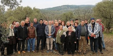 Ömür köyü toprak okulu’ndaki zeytin budama eğitimine çiftçilerden büyük ilgi