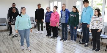 Özel öğrenciler sahnede yeteneklerini sergiliyor