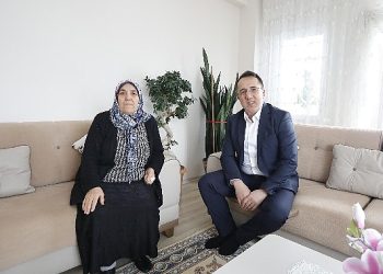 Savran seçim çalışmalarına anne ve babasının ellerini öperek başladı