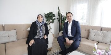 Savran seçim çalışmalarına anne ve babasının ellerini öperek başladı