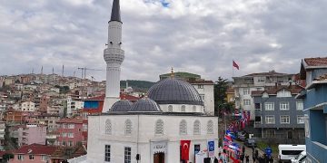 Tekrar inşa edilen Üsküdar Kıroğlu Cami ibadete açıldı