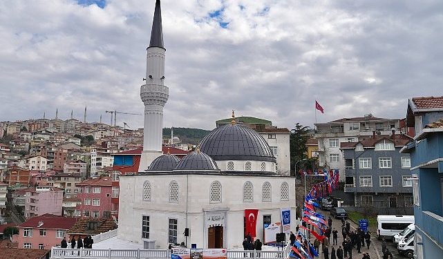 Tekrar inşa edilen Üsküdar Kıroğlu Cami ibadete açıldı