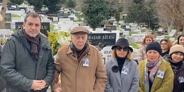 Türk Eğitim Vakfı Türk Müziğinin Usta İsmi Ferdi Özbeğen’i Kabri Başında Andı