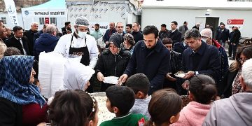 Abdullah Özdemir, Adıyaman ve Malatya’da depremzedeleri ziyaret etti