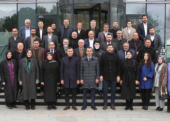 AK Parti Derince Belediye Lider Adayı İbrahim Sevecen, meclis üyesi aday adayları ile bir ortaya gelerek istişarede bulundu