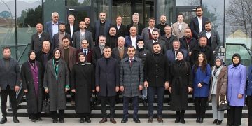 AK Parti Derince Belediye Lider Adayı İbrahim Sevecen, meclis üyesi aday adayları ile bir ortaya gelerek istişarede bulundu