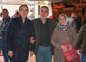 AK Parti Nevşehir Belediye Lider Adayı Dr. Mehmet Savran, Berat Kandili hasebiyle vatandaşlara lokma ve meyve suyu ikramında bulunarak kandillerini kutladı