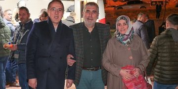 AK Parti Nevşehir Belediye Lider Adayı Dr. Mehmet Savran, Berat Kandili hasebiyle vatandaşlara lokma ve meyve suyu ikramında bulunarak kandillerini kutladı