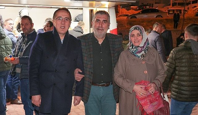 AK Parti Nevşehir Belediye Lider Adayı Dr. Mehmet Savran, Berat Kandili hasebiyle vatandaşlara lokma ve meyve suyu ikramında bulunarak kandillerini kutladı